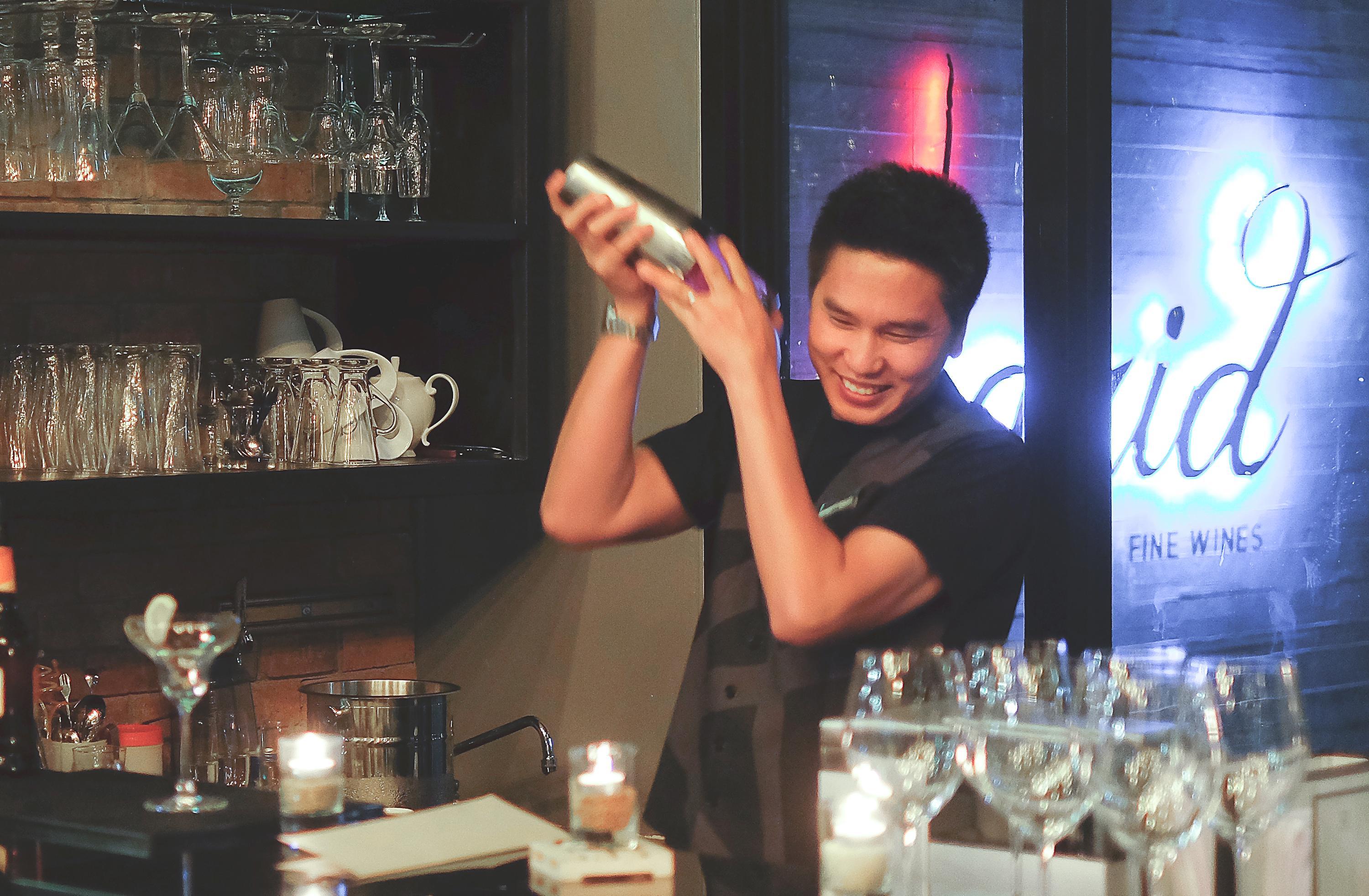 Art Mai Gallery Nimman Hotel Chiang Mai Exterior foto A bartender shaking a cocktail