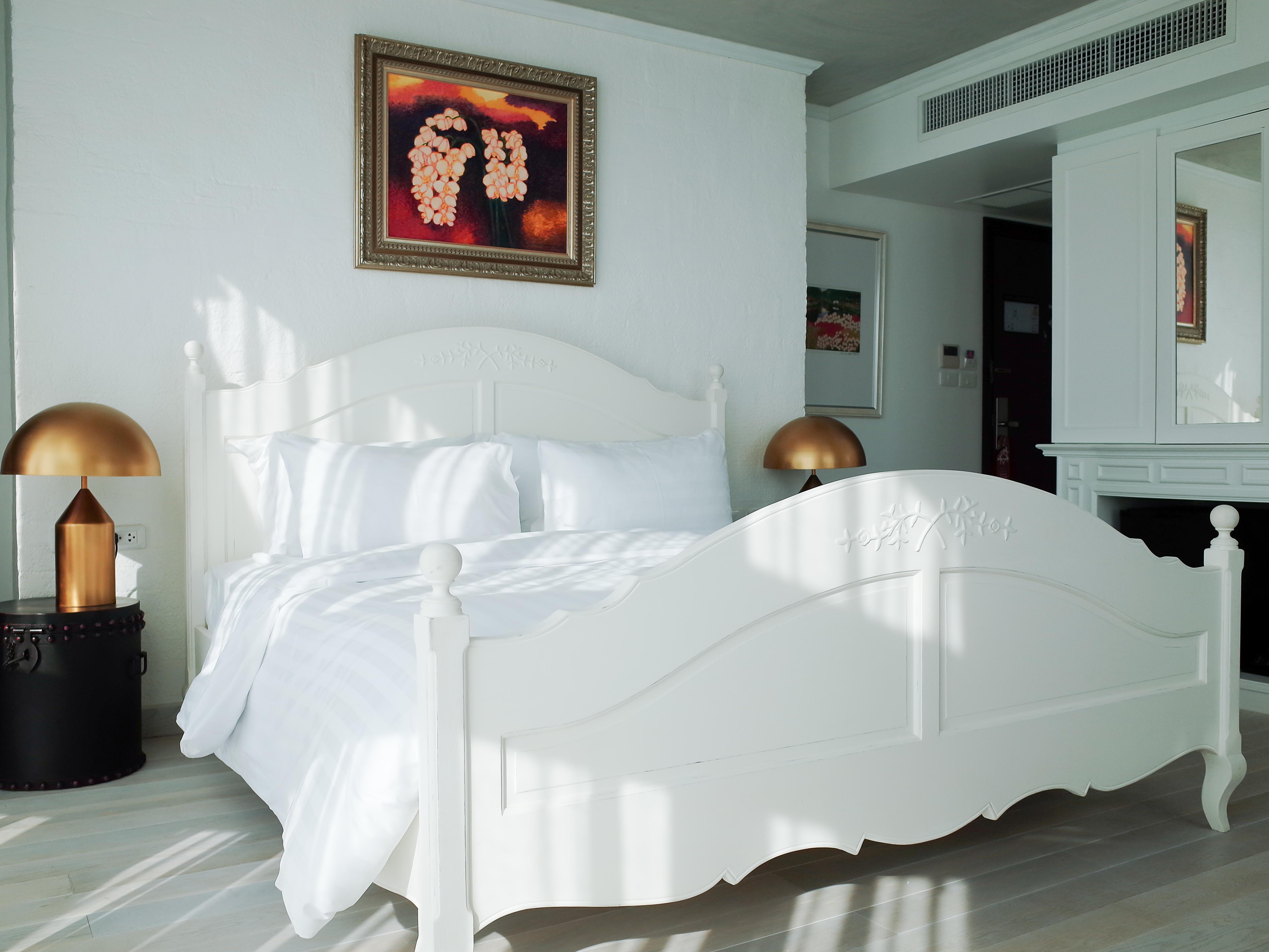 Art Mai Gallery Nimman Hotel Chiang Mai Exterior foto A bed with a bed skirt
