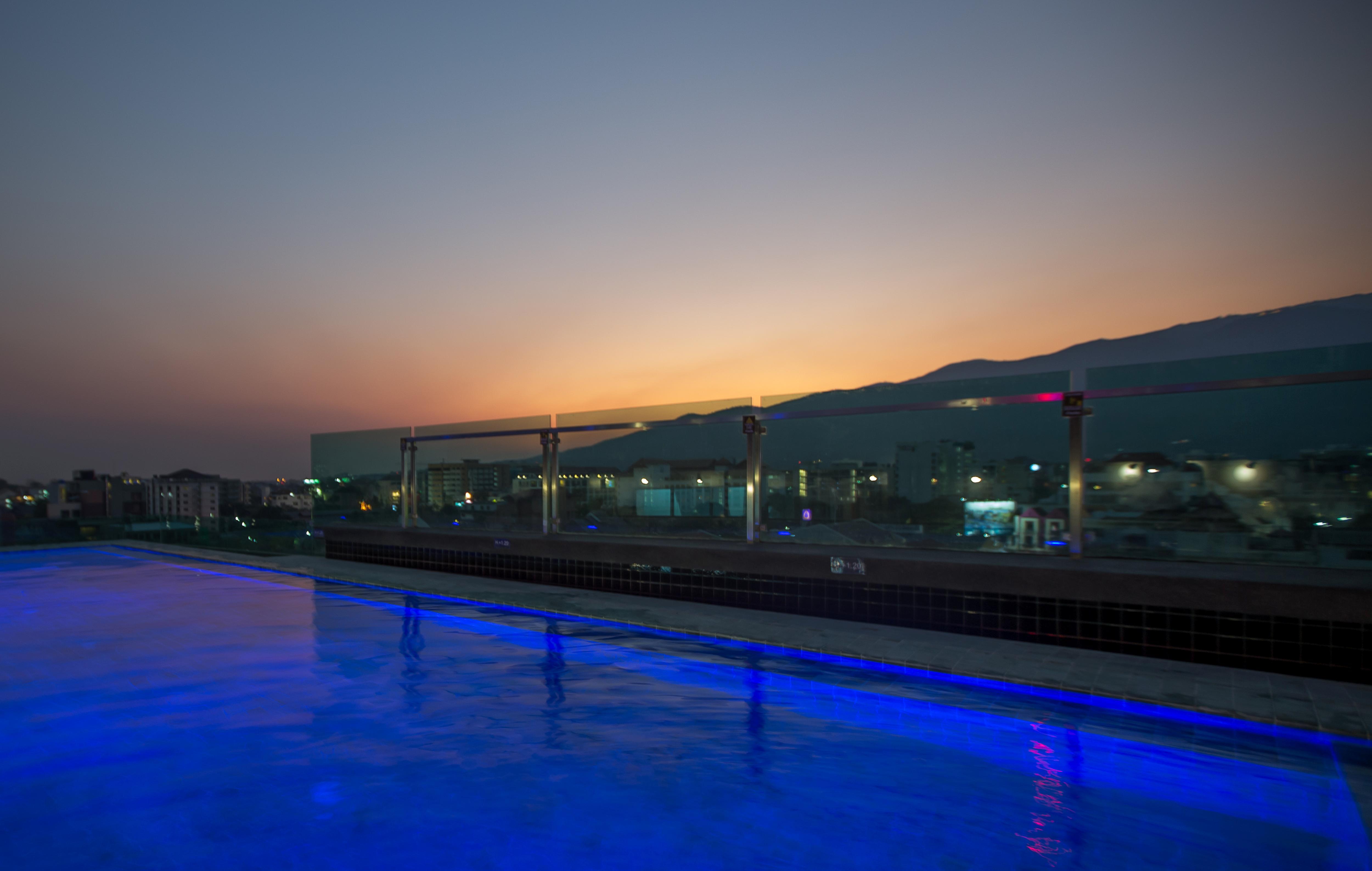 Art Mai Gallery Nimman Hotel Chiang Mai Exterior foto The rooftop pool at the hotel