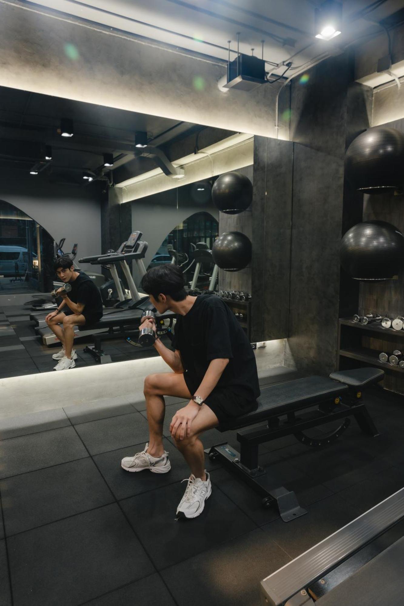 Art Mai Gallery Nimman Hotel Chiang Mai Exterior foto A man in a gym