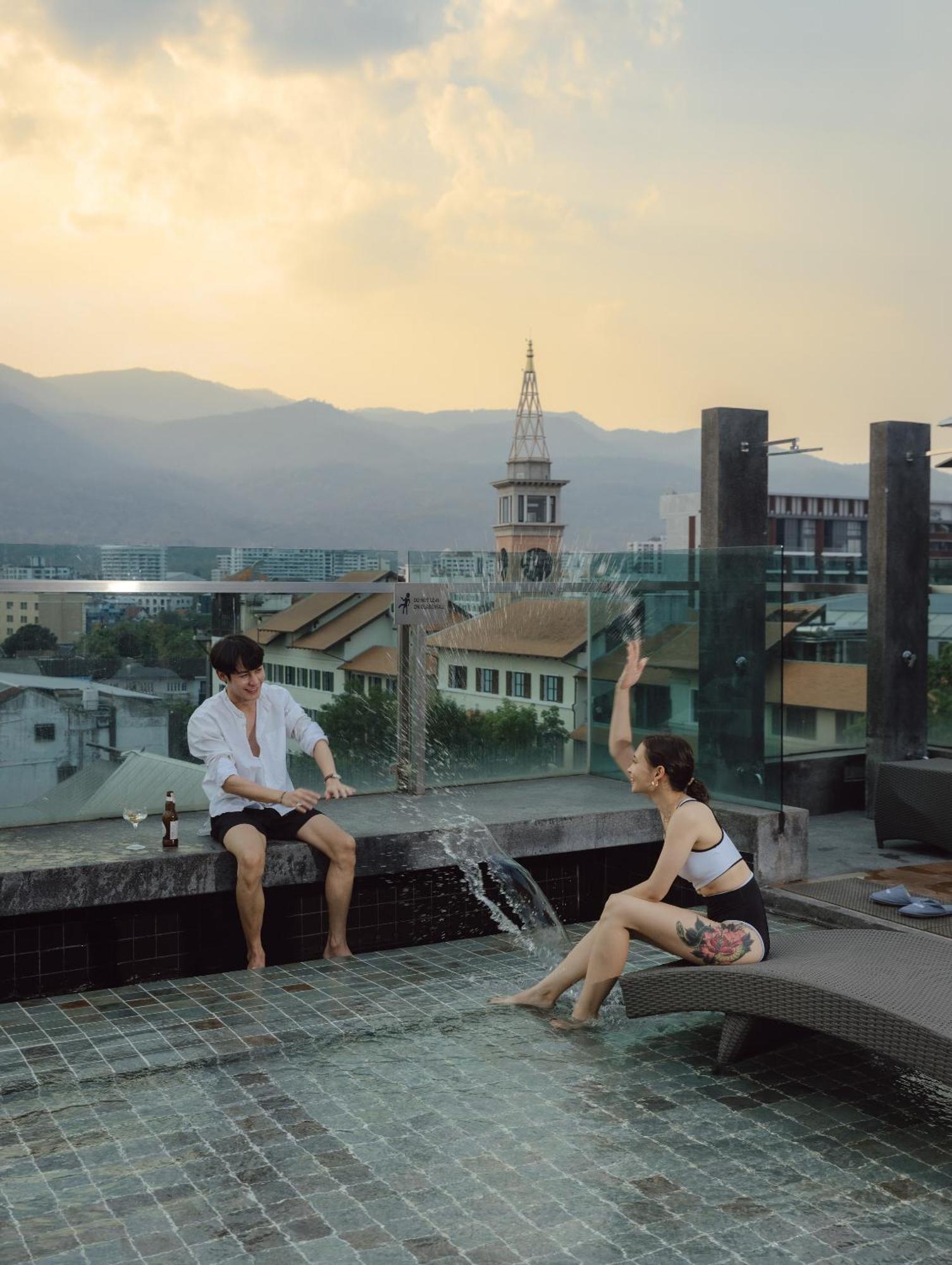 Art Mai Gallery Nimman Hotel Chiang Mai Exterior foto Rooftop fountain in the hotel