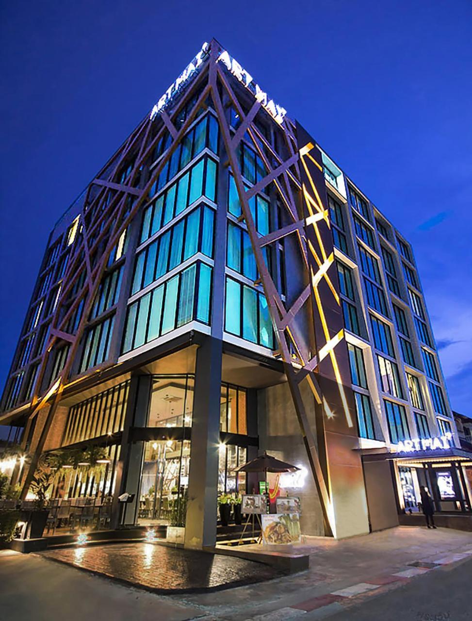 Art Mai Gallery Nimman Hotel Chiang Mai Exterior foto The hotel at night